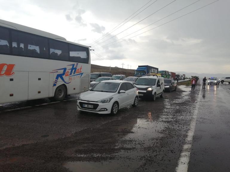 Kayseri- Niğde kara yolunda sel nedeniyle ulaşım aksadı