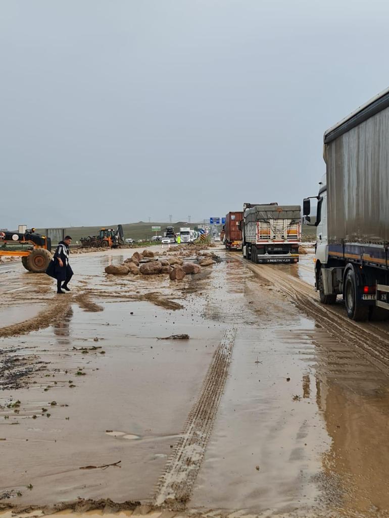 Kayseri- Niğde kara yolunda sel nedeniyle ulaşım aksadı