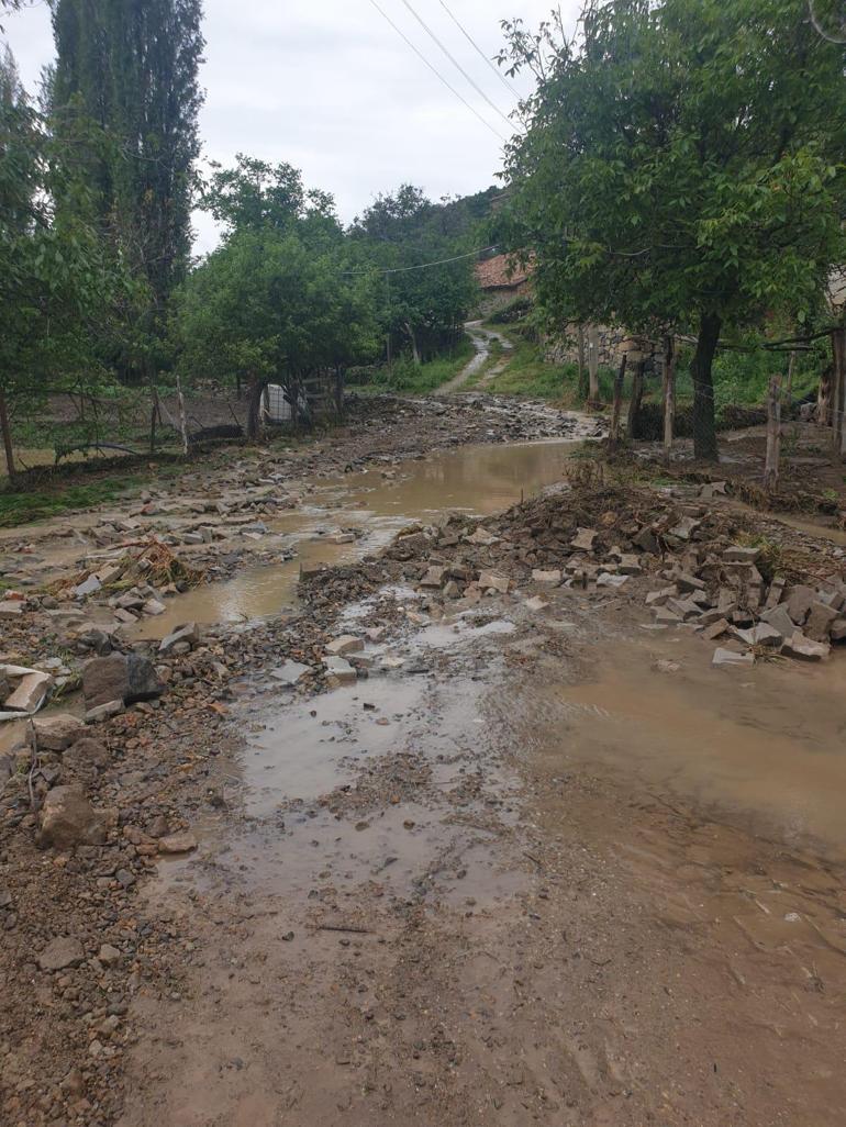 Çorum’da dağdan gelen sel suları parke taşlarını söktü, çöp konteynerlerini sürükledi