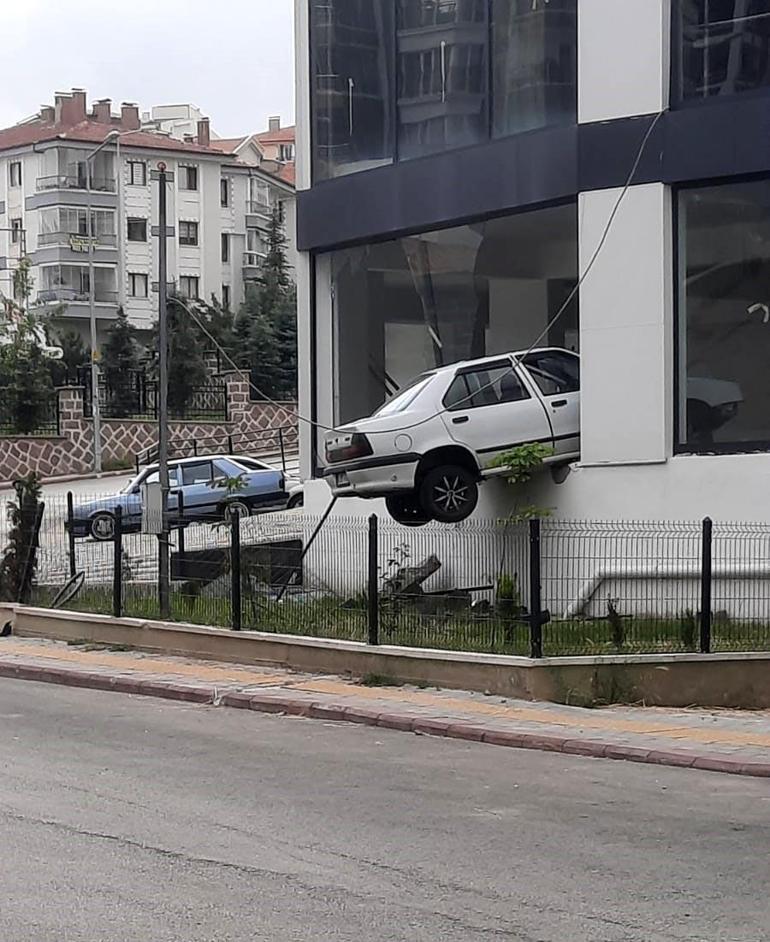 Kaldırıma çarpıp havalanan otomobil, binada asılı kaldı