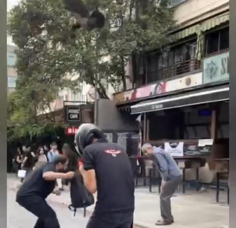Kadıköyde yuvadan düşen yavru kargayı almaya çalışanlara kargalar saldırdı