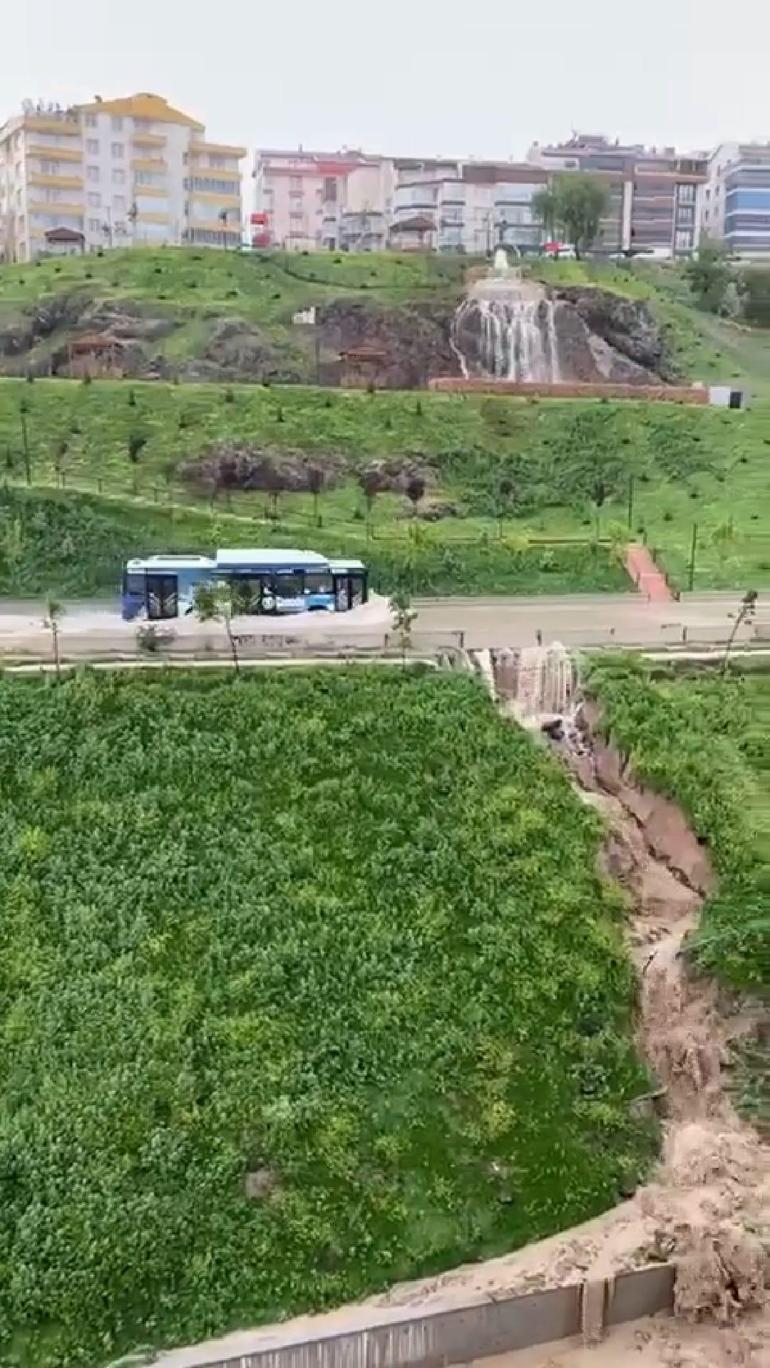 Otobüs göle dönen yoldan geçti, beton bariyeri yıkan su evlere hasar verdi; o anlar kamerada