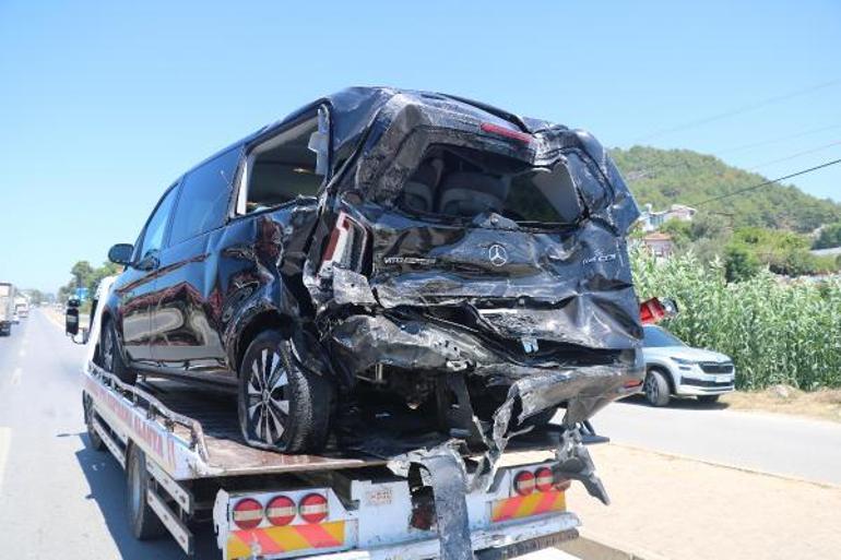 Yolcu midibüsü ile VIP minibüs çarpıştı; 3ü Rus, 13 yaralı