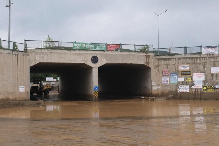 Bingölde sağanak; iş yerlerini su bastı