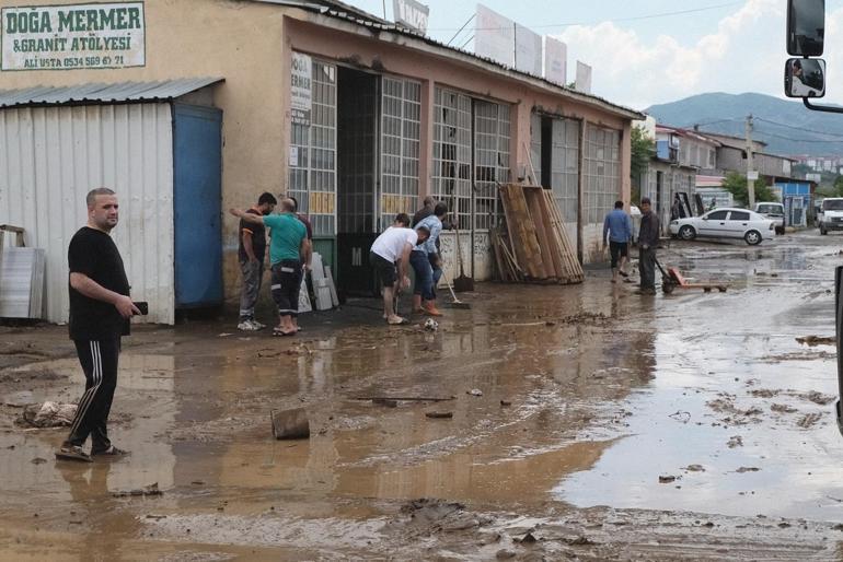 Bingölde sağanak; iş yerlerini su bastı