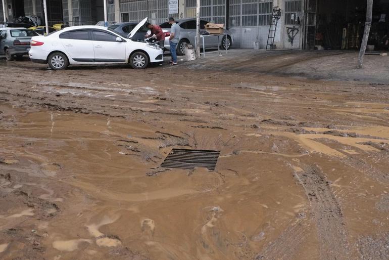 Bingölde sağanak; iş yerlerini su bastı