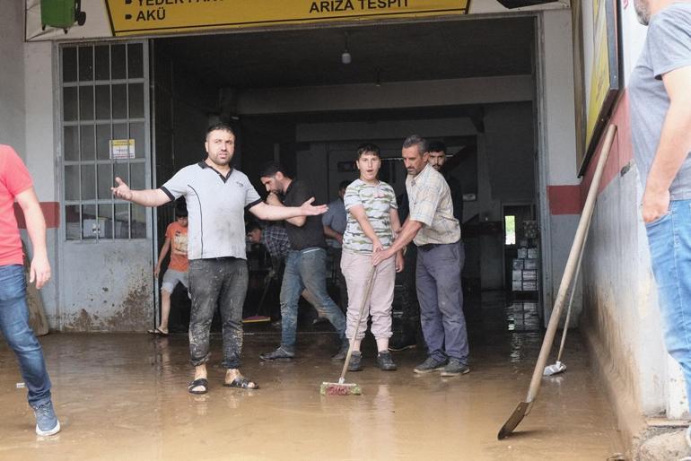 Bingölde sağanak; iş yerlerini su bastı