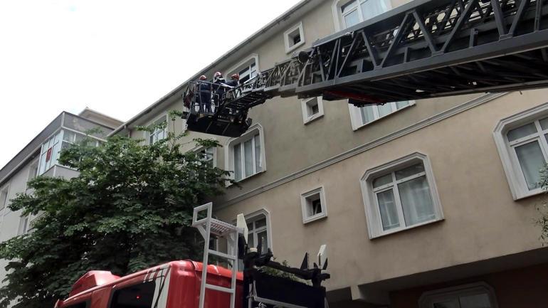 Avcılarda kapının üzerine devrilen dolap yüzünden odada mahsur kalan kadını itfaiye kurtardı