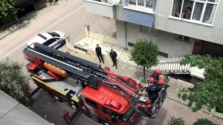 Avcılarda kapının üzerine devrilen dolap yüzünden odada mahsur kalan kadını itfaiye kurtardı