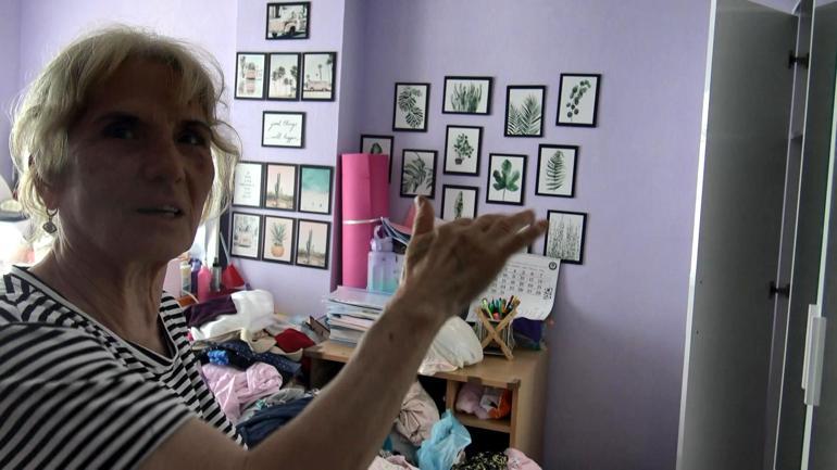 Avcılarda kapının üzerine devrilen dolap yüzünden odada mahsur kalan kadını itfaiye kurtardı