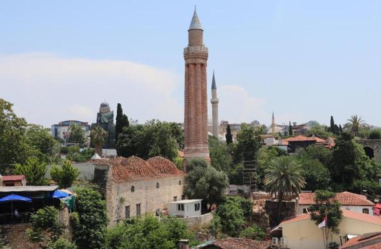 35 santimetre yan yatan Yivli Minarenin depremde yıkılma tehlikesi