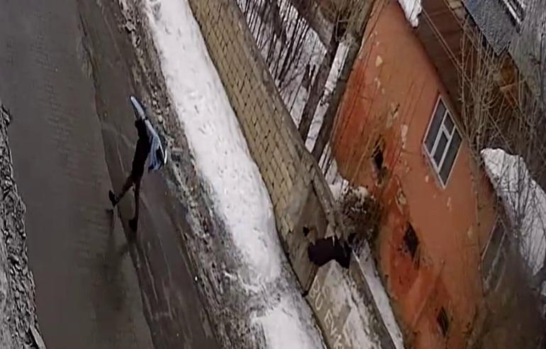 Kırılan camın üzerine düşen hırsız, paspasla yere damlayan kanını temizledi