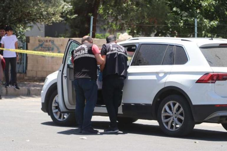 Önünü kestiği otomobilde boşanma aşamasındaki eşi ile kayınpederini öldürdü