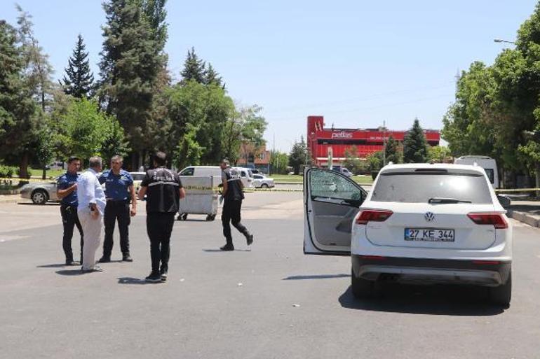 Önünü kestiği otomobilde boşanma aşamasındaki eşi ile kayınpederini öldürdü