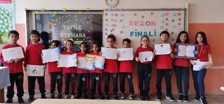 Aynı okulda öğrenim gören 11 ikiz, karnelerini aldı