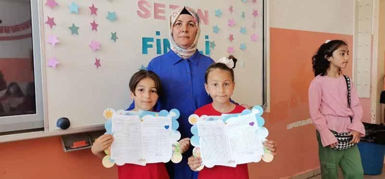 Aynı okulda öğrenim gören 11 ikiz, karnelerini aldı