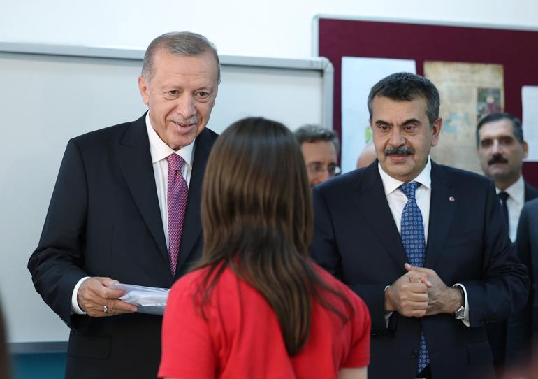 Cumhurbaşkanı Erdoğan, Haydarpaşa Anadolu Lisesi karne töreninde konuştu