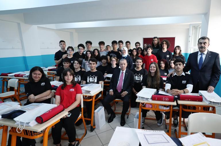 Cumhurbaşkanı Erdoğan, Haydarpaşa Anadolu Lisesi karne töreninde konuştu