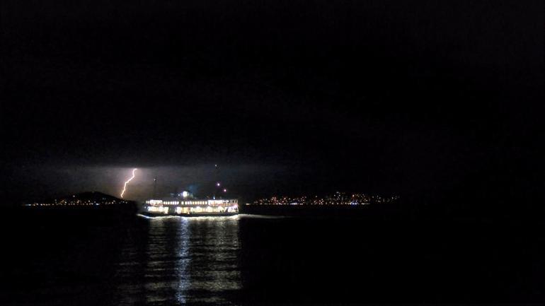 İstanbul’da gece saatlerinde şimşek ve gök gürültüsü etkili oldu