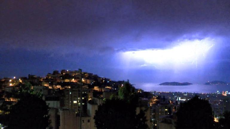 İstanbul’da gece saatlerinde şimşek ve gök gürültüsü etkili oldu