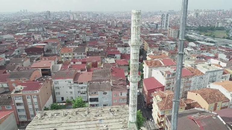 Bağcılarda risk nedeniyle kapatılan caminin yıkımı başladı