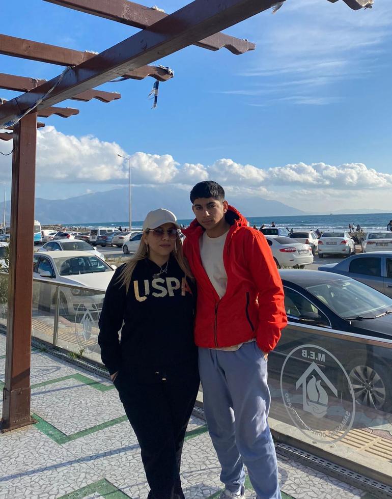 Depremde bacaklarını ve annesini kaybetti, üniversite hayalinden vazgeçmedi