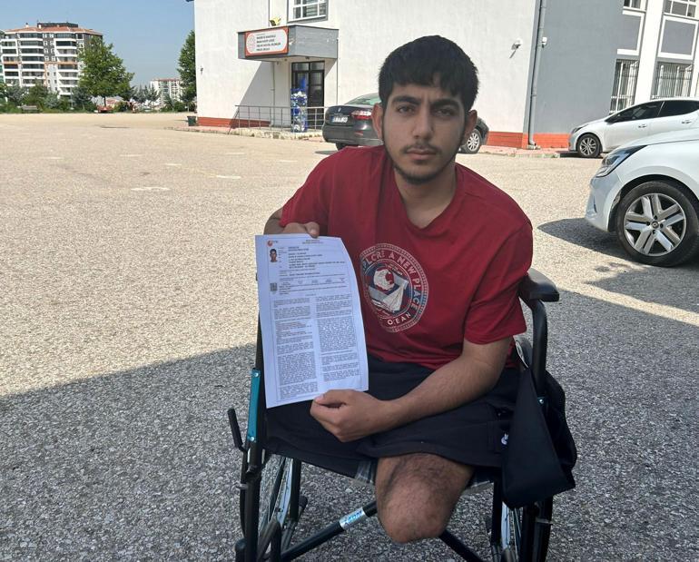Depremde bacaklarını ve annesini kaybetti, üniversite hayalinden vazgeçmedi