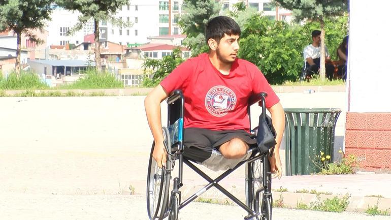 Depremde bacaklarını ve annesini kaybetti, üniversite hayalinden vazgeçmedi