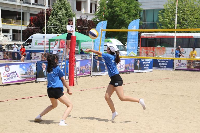 Bozkırın ortasında plaj voleybolu heyecanı