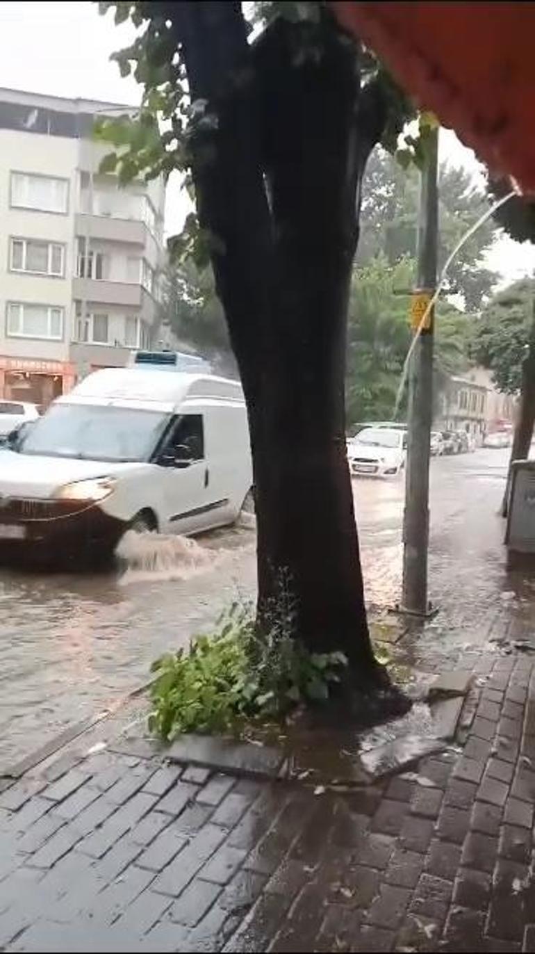 İnegöl’de sağanak; ev ve iş yerlerini su bastı, yollar göle döndü