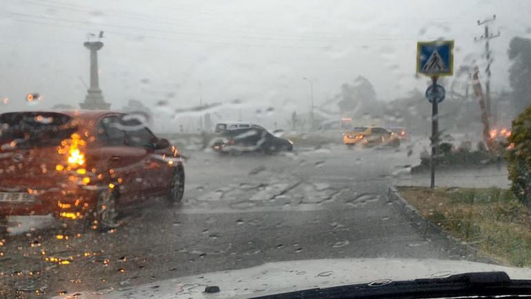 İnegöl’de sağanak; ev ve iş yerlerini su bastı, yollar göle döndü