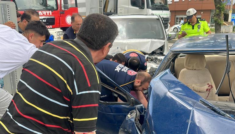 Kütahyada 2 otomobilin çarpıştığı kaza kamerada; eşi kurtarılana kadar başından ayrılmadı