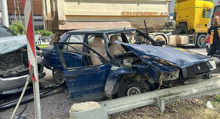 Kütahyada 2 otomobilin çarpıştığı kaza kamerada; eşi kurtarılana kadar başından ayrılmadı