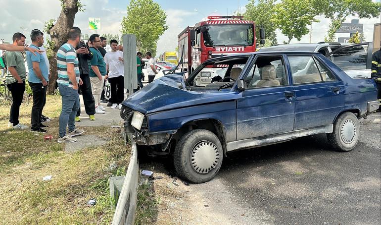 Kütahyada 2 otomobilin çarpıştığı kaza kamerada; eşi kurtarılana kadar başından ayrılmadı