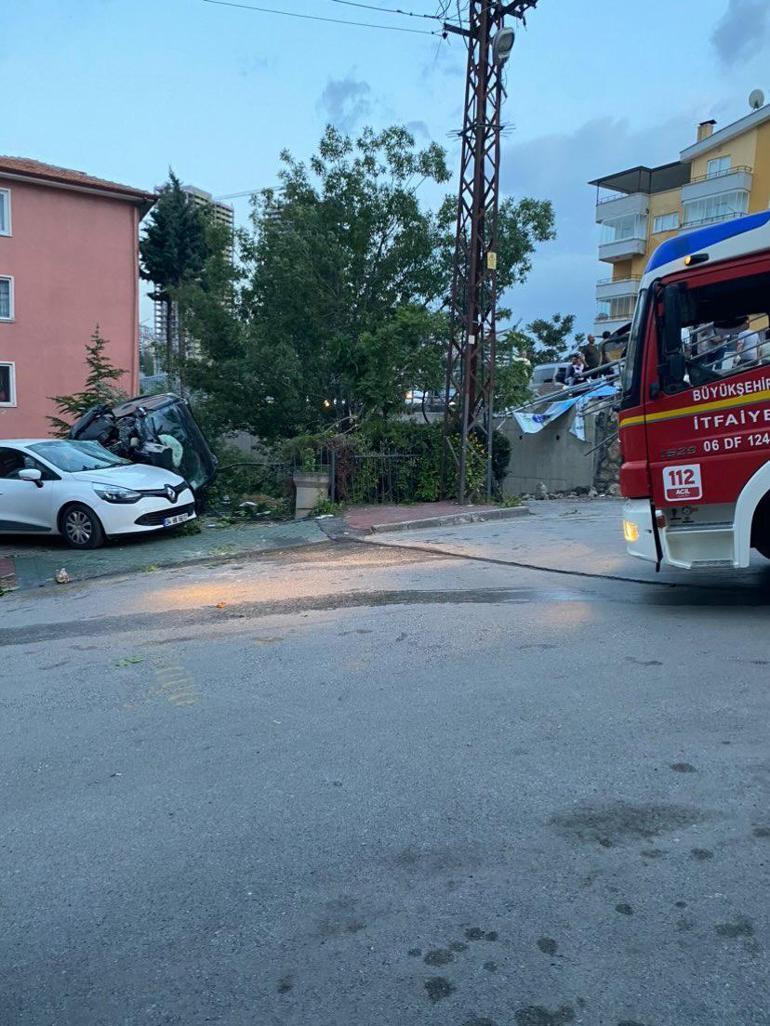 Kontrolden çıkan hafif ticari araç, park halindeki otomobilin üzerine düştü