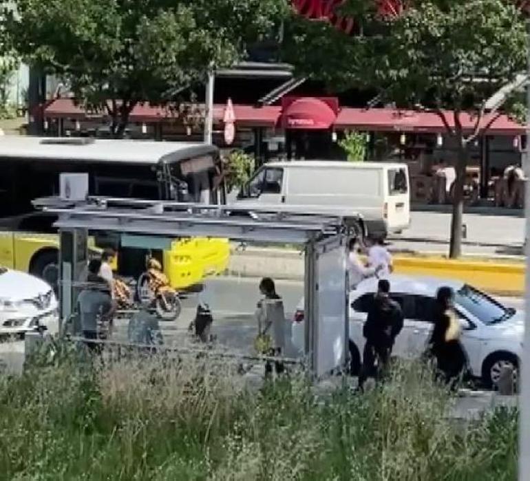 Bağcılarda şoförüyle tartıştığı İETT otobüsünün camını kırdı