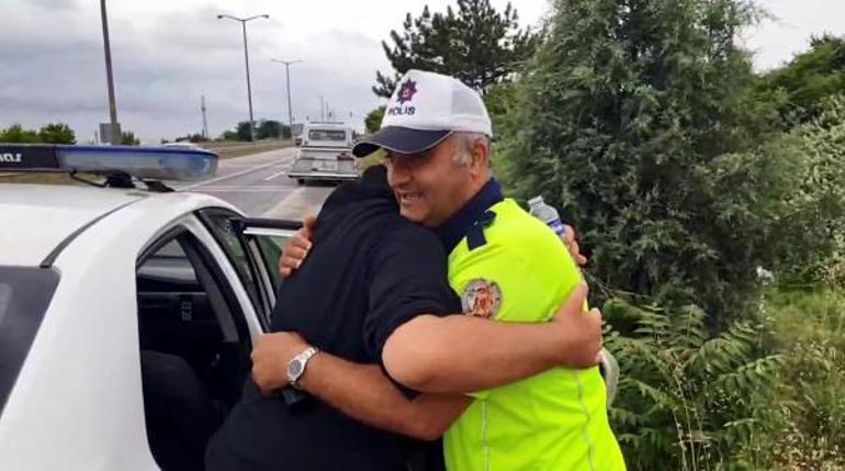 Takla atan otomobilden kurtaran polislere, sarılarak teşekkür etti