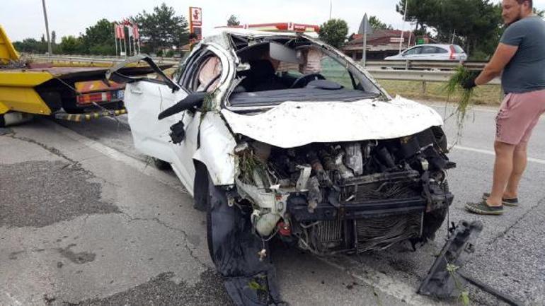 Takla atan otomobilden kurtaran polislere, sarılarak teşekkür etti