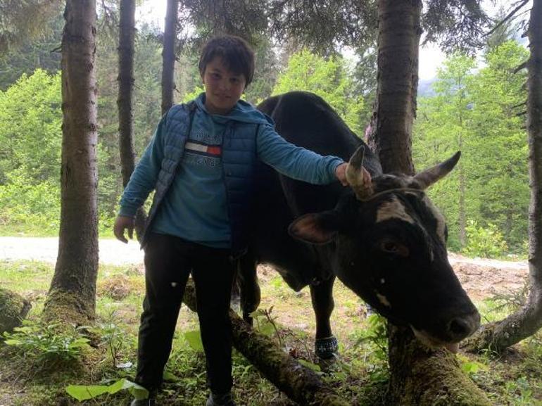 11 yaşındaki Doruk, 630 kiloluk boğası ile güreşe katıldı