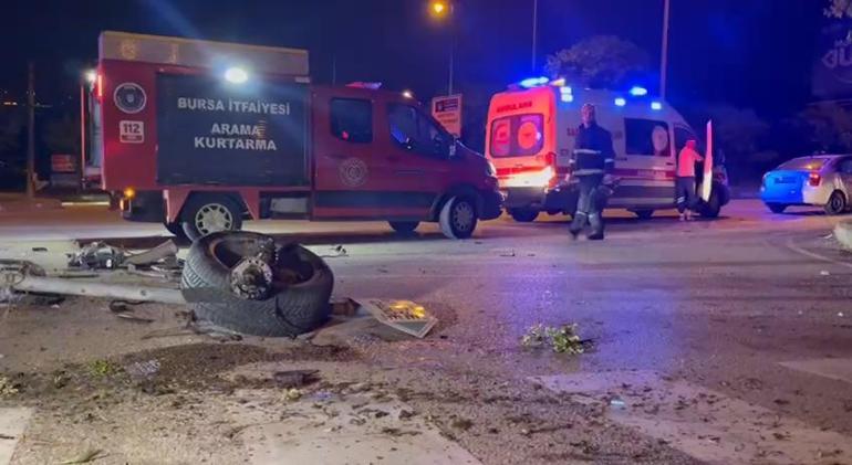 Bursada kavşaktan dönüş yapan 2 otomobil çarpıştı: 2 yaralı