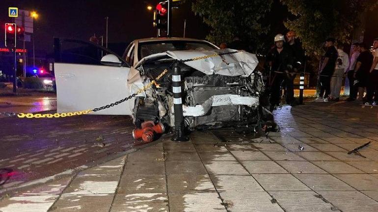 Bursada kavşaktan dönüş yapan 2 otomobil çarpıştı: 2 yaralı