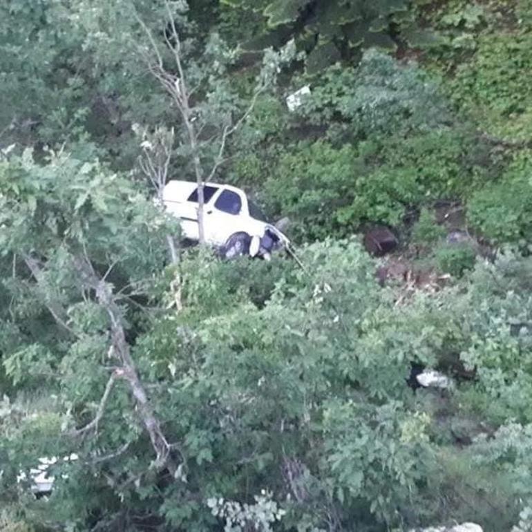 Uçuruma yuvarlanan hafif ticari aracın sürücüsü öldü