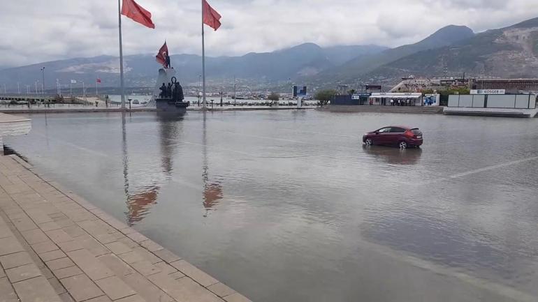 İskenderunda lodos; kıyı şeridi yine su altında kaldı