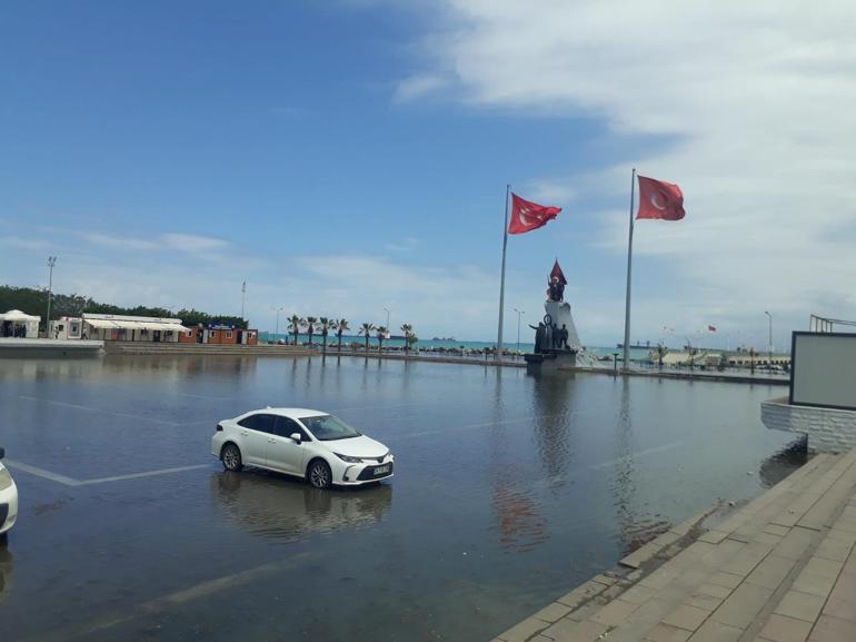 İskenderunda lodos; kıyı şeridi yine su altında kaldı