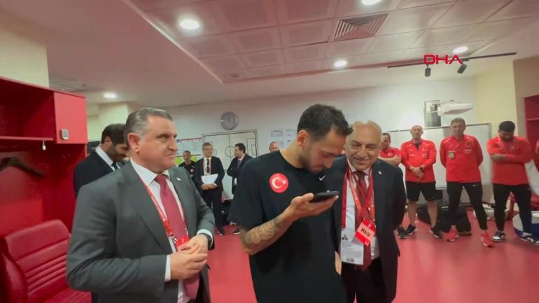 Cumhurbaşkanı Erdoğan milli futbolcuları telefonla arayarak tebrik etti