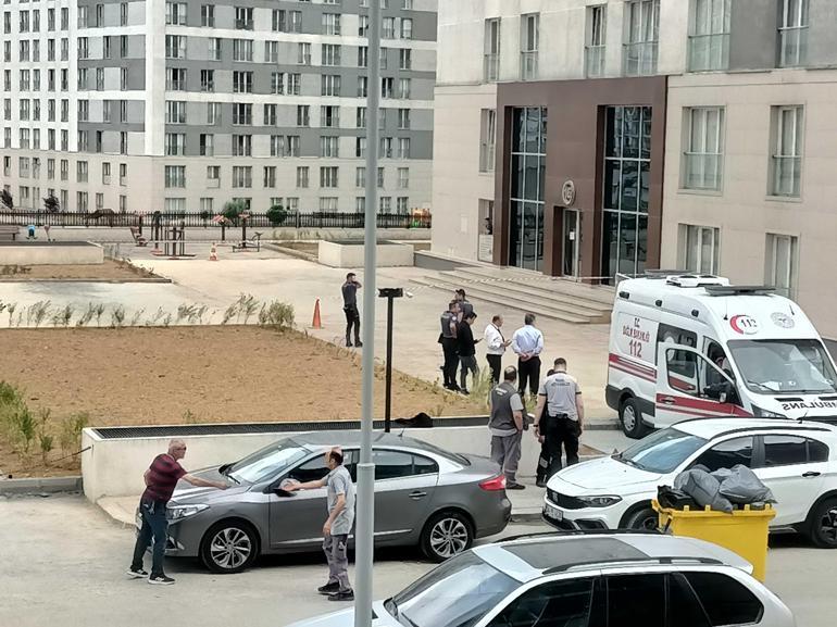 Esenyurtta 23. kattan atladı; üzerine düştüğü komşusu yaralandı