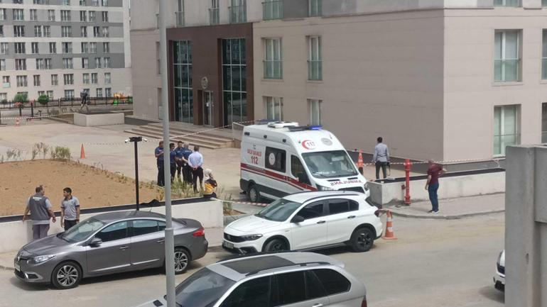 Esenyurtta 23. kattan atladı; üzerine düştüğü komşusu yaralandı