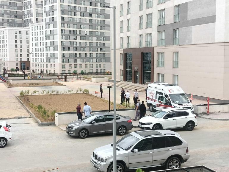 Esenyurtta 23. kattan atladı; üzerine düştüğü komşusu yaralandı