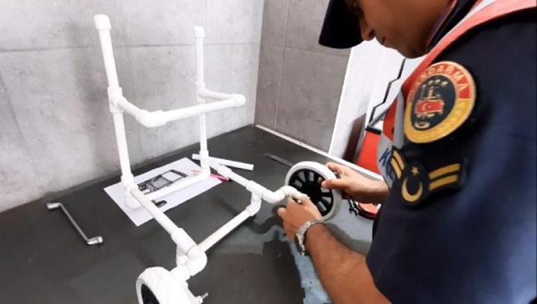 Jandarma, felçli köpeğe yürüteç yaptı