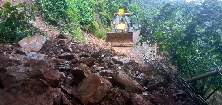 Sakaryada heyelan; köy yolu kapandı